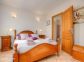 Chambre d'h&ocirc;tes &agrave; Bastelicaccia, le Grand Ajaccio en Corse du sud, labellis&eacute;e G&icirc;tes de France : la chambre acc&egrave;s salle de bain