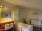 Maison d'h&ocirc;tes &agrave; Favalello di Bozio, Centre Corse, Haute-Corse, labellis&eacute; G&icirc;tes de France : la salle de bain/wc de la chambre Jaune