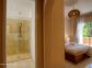 Chambres d'h&ocirc;tes &agrave; Sarrola Carcopino, Le Grand Ajaccio, Corse du Sud, labellis&eacute; G&icirc;tes de France : la chambre 1 avec la salle d'eau