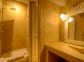 Maison d'h&ocirc;tes &agrave; Alando, Centre-Corse, Haute-Corse, labellis&eacute; G&icirc;tes de France : la salle d'eau de la chambre Sable