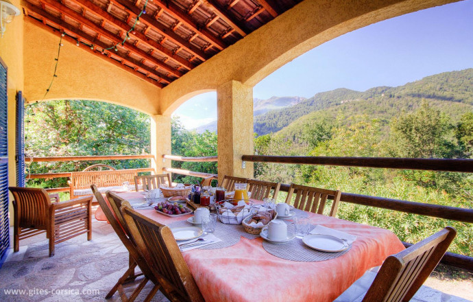Kamer bij particulieren nr.57221 POGGIO MARINACCIO - Corse - A Vigna - Chambres d'h&ocirc;tes, Poggio Marinaccio, Centre-Corse, Haute-Corse, labellis&eacute; Gites de France : la terrasse o&ugrave; est servi le petit-d&eacute;jeuner, avec vue sur le San Pedrone