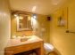 Maison d'h&ocirc;tes &agrave; Alando, Centre-Corse, Haute-Corse, labellis&eacute; G&icirc;tes de France : la salle d'eau de la chambre Terre