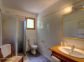 Maison d'h&ocirc;tes &agrave; Favalello di Bozio, Centre Corse, Haute-Corse, labellis&eacute;e G&icirc;tes de France : la salle d'eau/wc de la chambre Orange