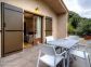 Chambres d'h&ocirc;tes &agrave; Manso, Balagne, Haute-Corse, labellis&eacute;es G&icirc;tes de France : la terrasse de l'une des deux chambres de la chambre familiale